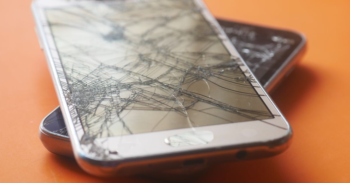 Glas- oder Displayschaden – Zwei Smartphones mit gebrochenem Display