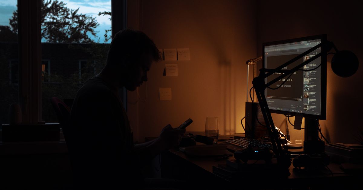 Handy Bildschirm dunkel – Smartphone-Nutzung im dunklen Raum