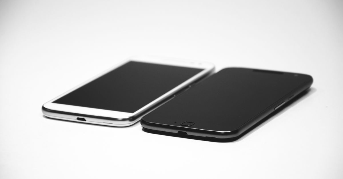 Handy geht nicht mehr an – Zwei Smartphones mit schwarzem Bildschirm