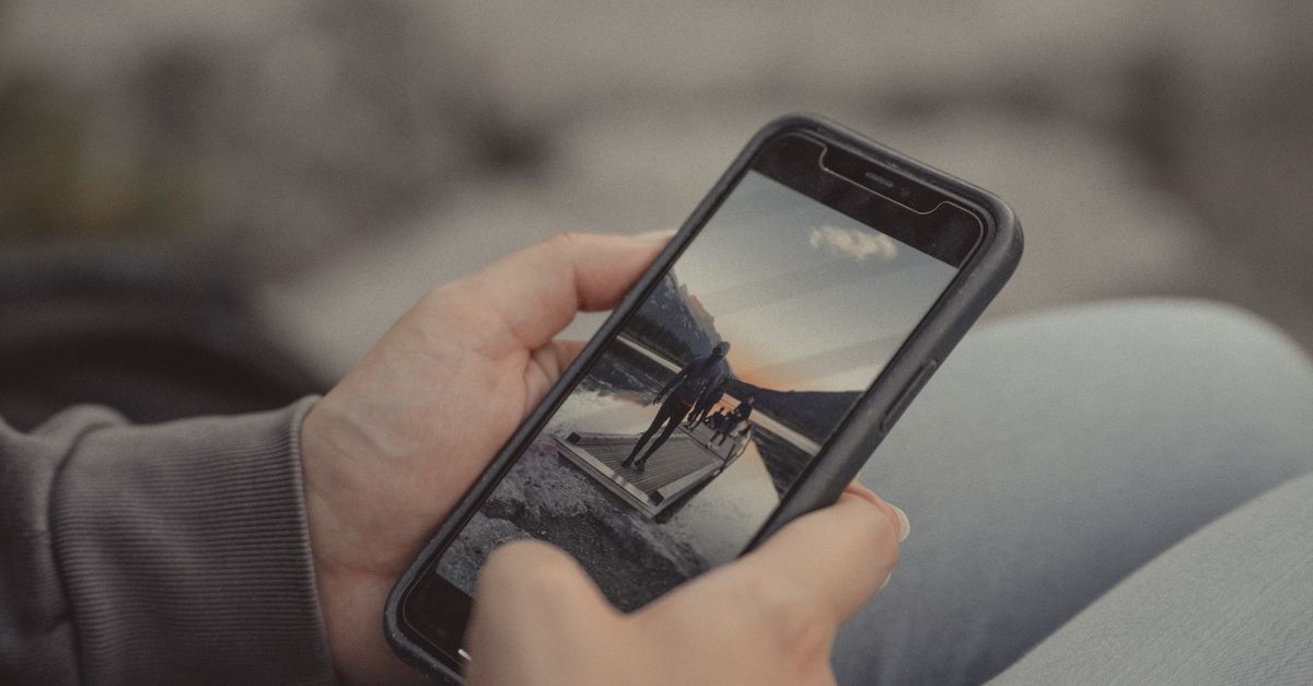 Warum wird mein Handy heiß – Smartphone im Freien in der Hand