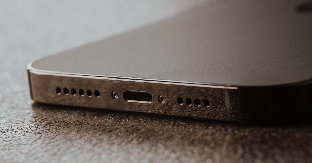Handy Ladebuchse kaputt – Ladebuchse eines Smartphones aus der Naehe