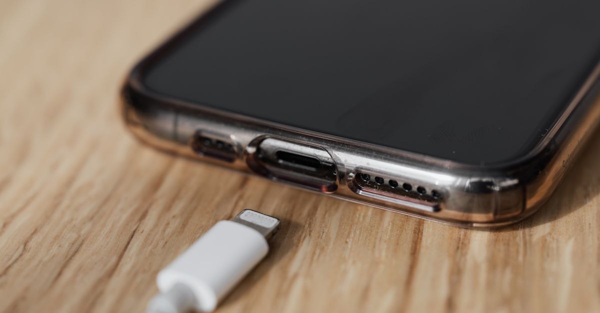Handy lädt nicht mehr – Smartphone am Ladekabel