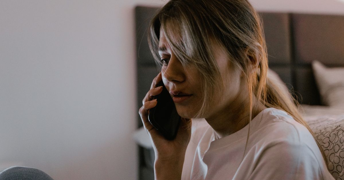 Warum ist mein Handy so langsam – Genervte Person mit Smartphone