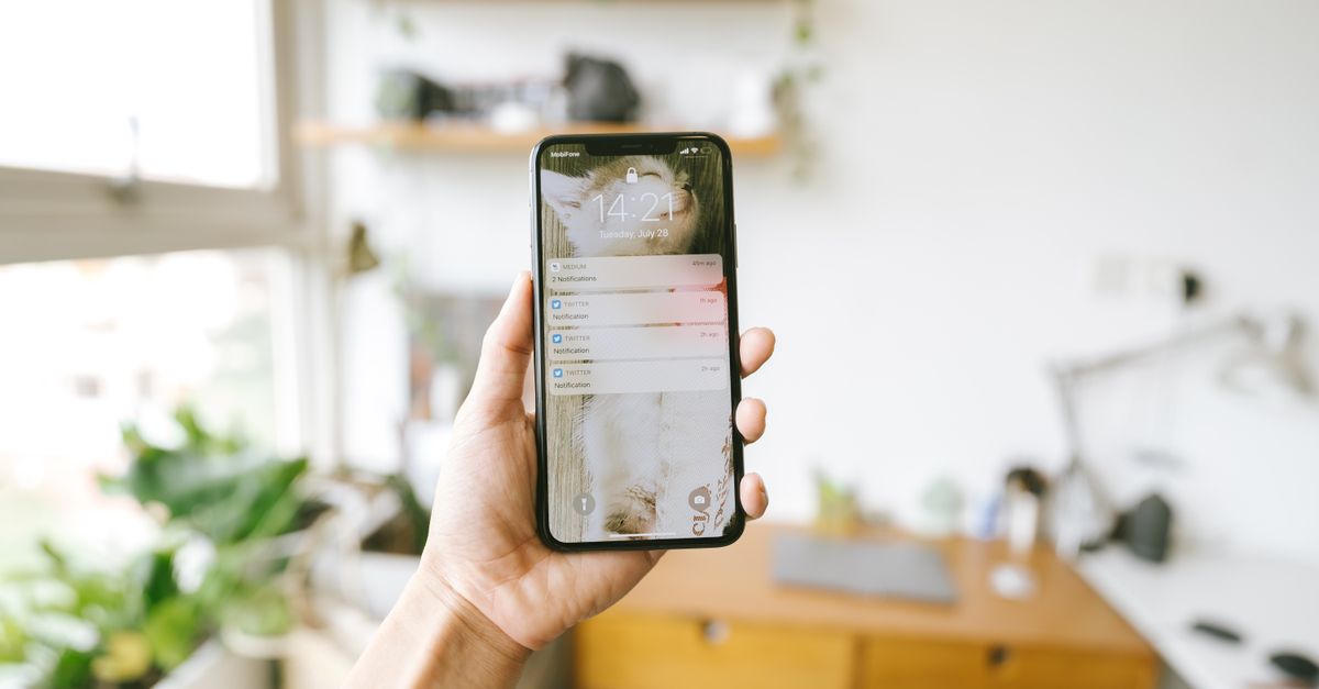 Handy vibriert nicht – Smartphone mit Benachrichtigung in der Hand