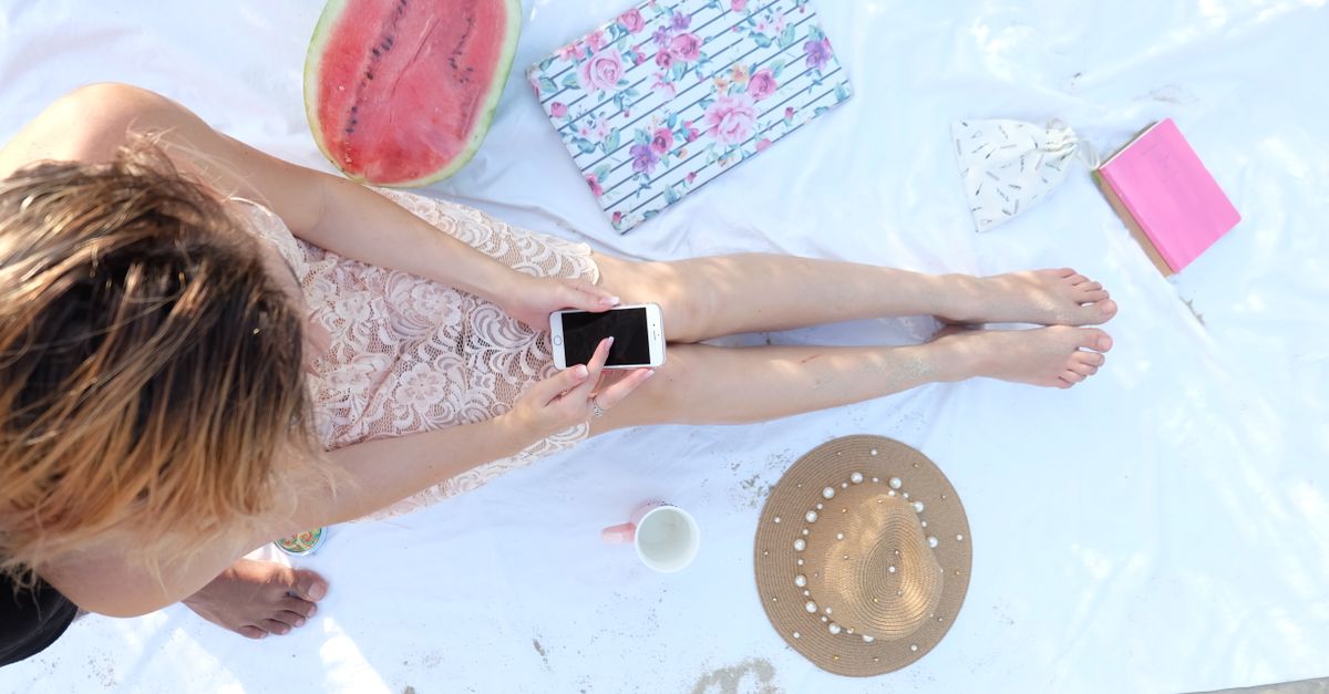 Hitzeschaden beim Handy – Smartphone in der Sonne am Strand