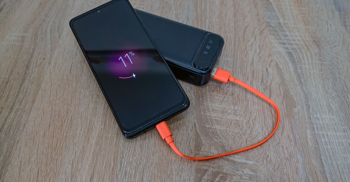 iPhone-Akku tauschen – Smartphone wird per Powerbank geladen