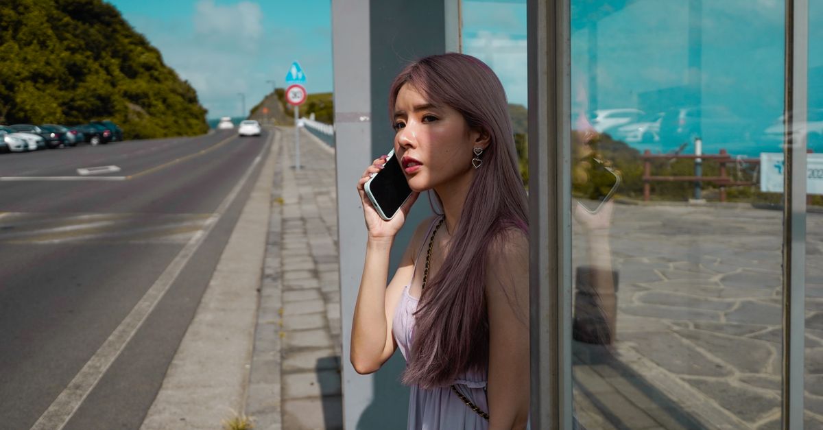 iPhone Hörmuschel leise – Frau telefoniert mit dem Smartphone