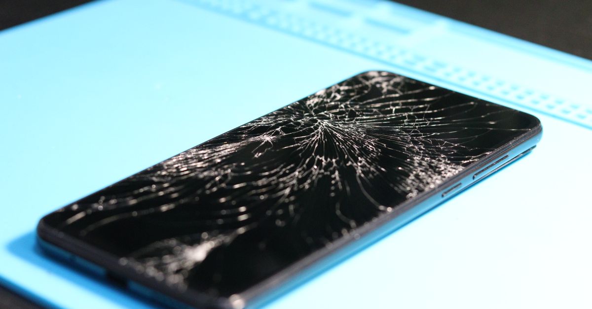 Panzerglas kaputt – Smartphone mit zerbrochenem Schutzglas