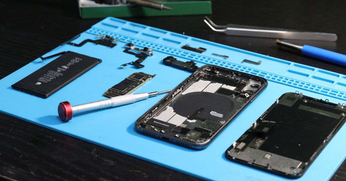 Durchschnittliche Handy-Reparaturkosten – Zerlegtes Smartphone auf Reparaturmatte