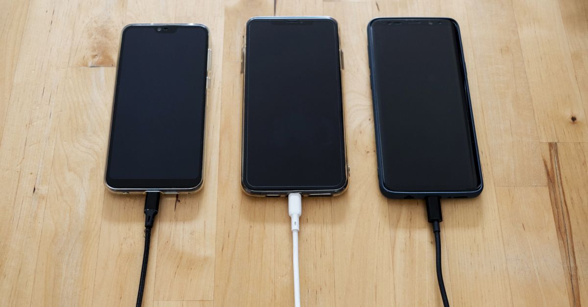 Tiefenentladung vom Akku – Mehrere Smartphones am Ladekabel