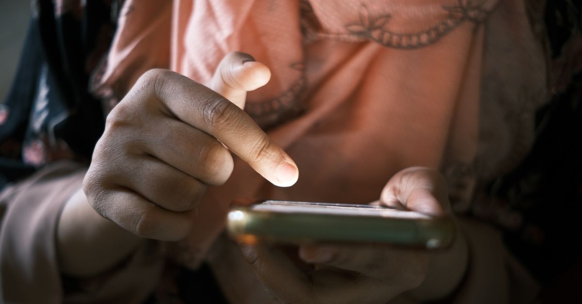Der Touchscreen reagiert nicht mehr – Finger auf Smartphone-Touchscreen