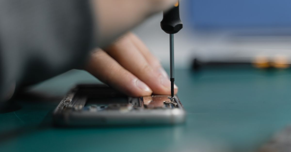 Wann lohnt sich eine Handy Reparatur – Smartphone-Reparatur mit Schraubendreher